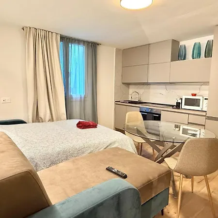 Alfieria - Netflix-parking-supermarket-centro Appartamento Bergamo