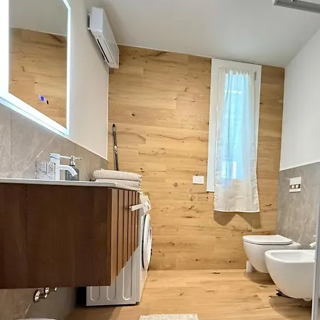 Alfieria - Netflix-parking-supermarket-centro アパート