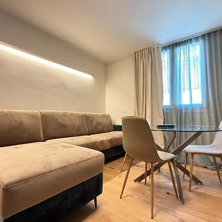 Alfieria - Netflix-parking-supermarket-centro