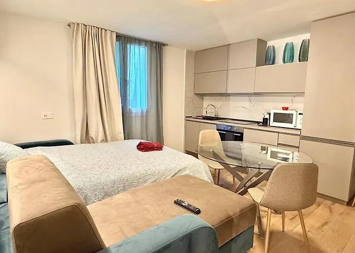 Alfieria - Netflix-parking-supermarket-centro 아파트 베르가모